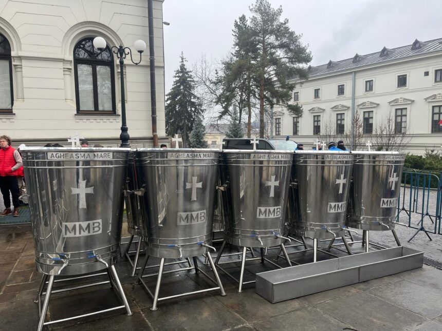 boboteaza la catedrala mitropolitana locuitorii de la zanea si grajduri tot primii la rand la butoaie credinciosi mai putini dar mai nerabdatori 695dbb7c5d1f6