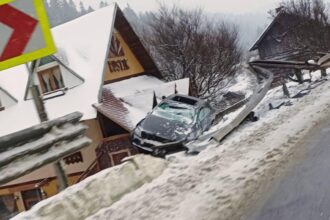 cascadorie involuntara la predeal o masina a zburat de pe sosea si a aterizat pe acoperisul unei pensiuni fotovideo 695fd0e321a59