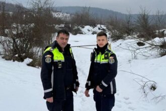 caz dramatic in hunedoara doi politisti au salvat in ultima clipa viata unui barbat care se spanzurase dupa ce a apelat 112 697d40e76be3c