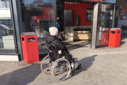 ce au descoperit politistii locali din iasi la o persoana care folosea un carut cu rotile pentru a provoca mila trecatorilor 696e65347db26