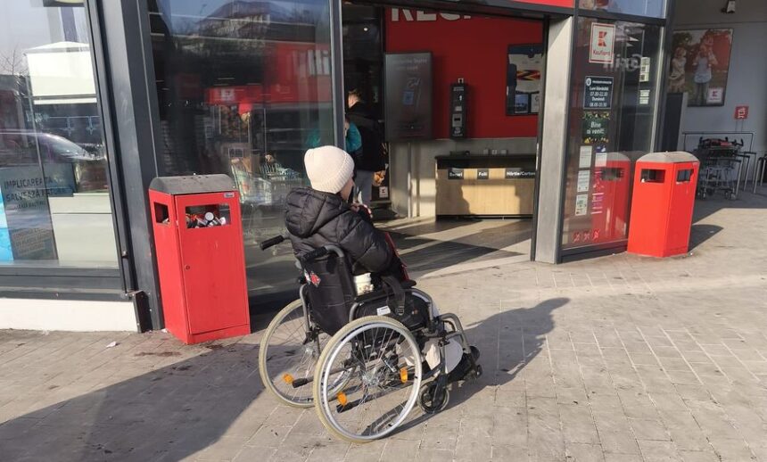 ce au descoperit politistii locali din iasi la o persoana care folosea un carut cu rotile pentru a provoca mila trecatorilor 696e65347db26