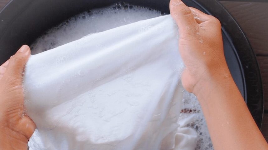 ce trebuie sa faci atunci cand hainele iti intra la apa trucurile simple care iti salveaza articolele preferate 6970e19c463f5