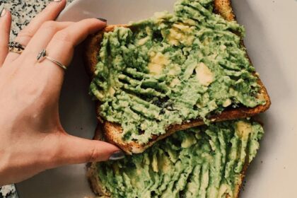 cea mai simpla reteta de avocado toast se prepara repede si reprezinta o gustare delicioasa 69661426a85c2