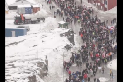 cel mai mare protest din istoria groenlandei dupa ce donald trump continua presiunile mii de oameni in strada pe un ger crunt video 697094c64ee18