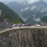 cel mai periculos drum din lume soseaua extrema pare sa pluteasca intre doua prapastii iar soferii conduc pe muchie de cutit video 69598ed390307