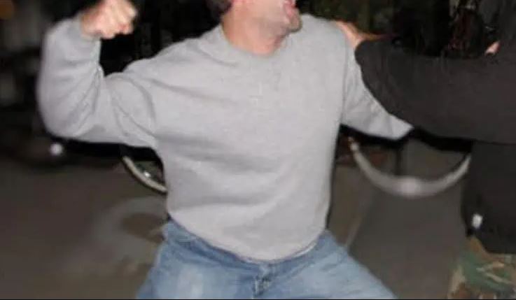 cinci hadralai nervosi si inarmati cu bate si lanturi pusi la punct in toiul noptii de bunicul celui cautat s a intamplat la harmanesti 697181f7f0ad3