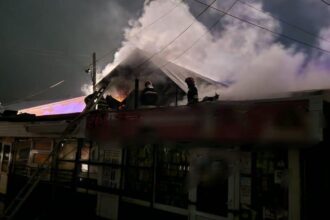 complex de magazine din orasul comanesti distrus de un incendiu 695e3414a1b7a