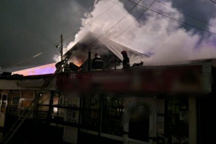 complex de magazine din orasul comanesti distrus de un incendiu 695e3414a1b7a