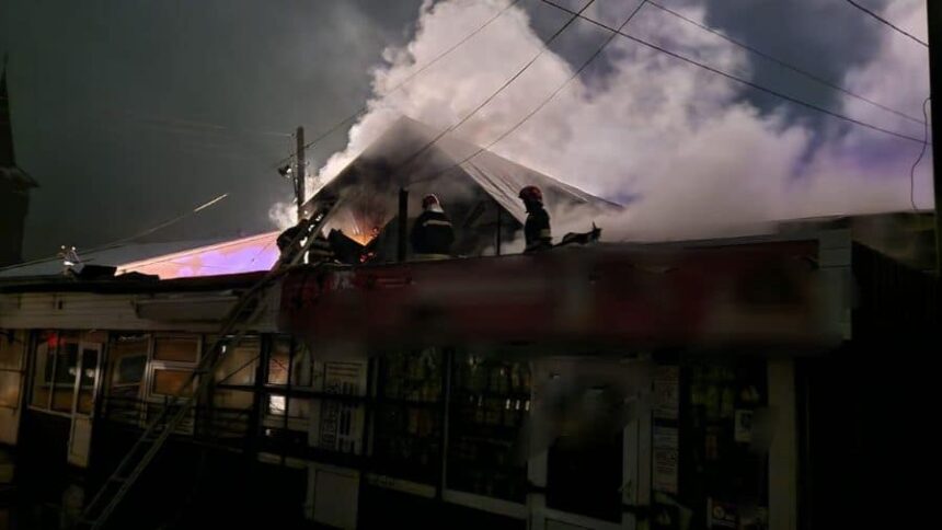 complex de magazine din orasul comanesti distrus de un incendiu 695e3414a1b7a