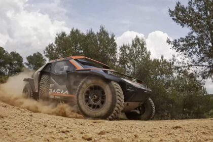 dacia vizeaza podiumul la dakar 2026 patru modele sandrider iau startul in desert cu o echipa de piloti de elita 6957e314a2021