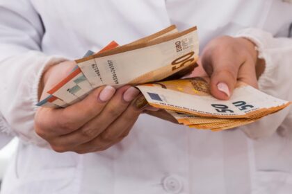 delapidare de peste 15 000 de lei la o casa de schimb valutar din mall hoata a fost data de gol chiar de agenda in care consemna minutios fiecare furt 696edb6564293