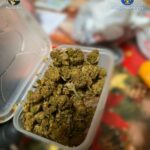 doi barbati au fost saltati de politisti fiind prinsi cu un colet plin cu droguri din spania 6957aef2e837c