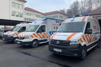 doi copii au cazut de la inaltime peste balustrada unui spatiu de cazare din toplita unul are fracturi deschise 69652a9012e38