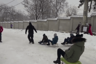 doi copii care se dadeau cu sania intr o localitate din constanta au fost loviti de masina 6965907546f65