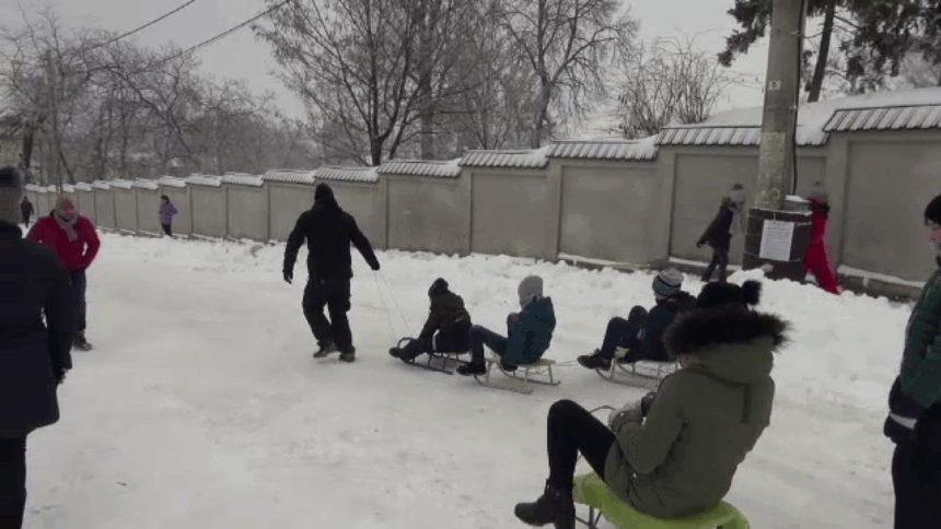 doi copii care se dadeau cu sania intr o localitate din constanta au fost loviti de masina 6965907546f65