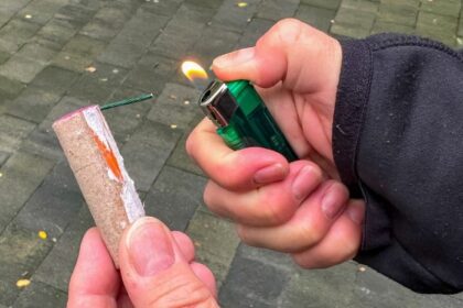 doi ieseni la un pas de amputare dupa ce le au explodat petarde in mana incidente grave in ciuda legii care interzice folosirea materialelor pirotehnice 695cfe521d5c1