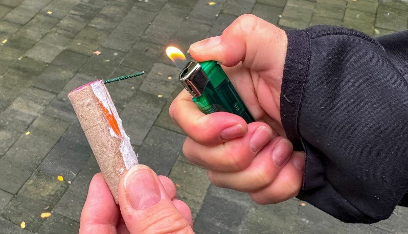 doi ieseni la un pas de amputare dupa ce le au explodat petarde in mana incidente grave in ciuda legii care interzice folosirea materialelor pirotehnice 695cfe521d5c1