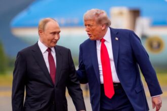 donald trump si a agatat in casa alba fotografia alaturi de vladimir putin realizata la summitul din alaska 697a10ac49041