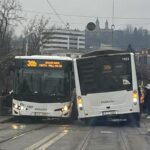 doua autobuze s au julit intr o statie ctp la cat de stramta e strada e de mirare ca nu se intampla mai des 6978bec31c5f6