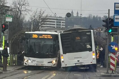 doua autobuze s au julit intr o statie ctp la cat de stramta e strada e de mirare ca nu se intampla mai des 6978bec31c5f6
