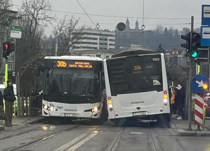 doua autobuze s au julit intr o statie ctp la cat de stramta e strada e de mirare ca nu se intampla mai des 6978bec31c5f6