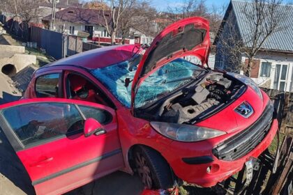 doua persoane au ajuns la spital dupa ce o masina a iesit de pe sosea si s a infipt intr un gard la grajduri 695658161dcde