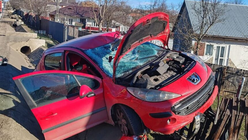 doua persoane au ajuns la spital dupa ce o masina a iesit de pe sosea si s a infipt intr un gard la grajduri 695658161dcde