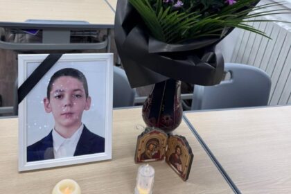 durere si rugaciune dupa moartea lui matei minorul de 14 ani fiu de preot a murit dupa ce a plonjat cu masina in rau alaturi de mama si de fratii sai 6960021ad918b