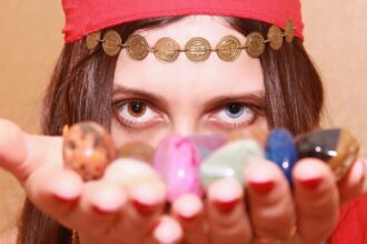 evolutia preturilor aurului pe bursele mondiale loveste dur si in comunitatile rome din iasi bulibasii din grajduri si harlau trebuie lemne acum nu aur 6970c119ad900