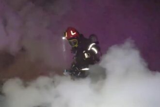 familie ramasa pe drumuri in noaptea de revelion casa le a luat foc chiar inainte de intrarea in noul an 695621251fcea