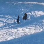 femeie in fusta pe partie coborata de un jandarm montan avertismentul autoritatilor partia de schi nu este podium de moda video 696ceac7eb731