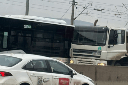 foto accident intre un autobuz si un camion in zona popas pacurari 6979b84c44038