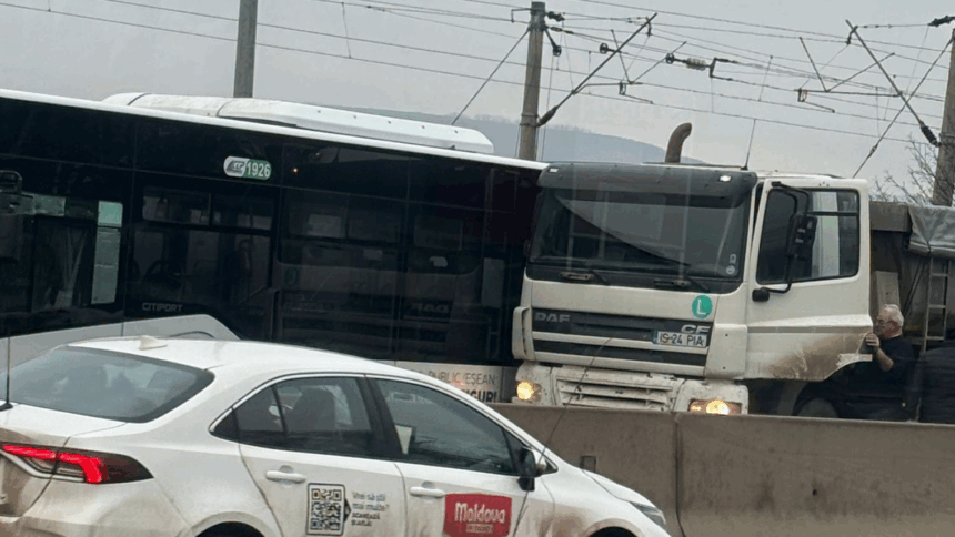 foto accident intre un autobuz si un camion in zona popas pacurari 6979b84c44038