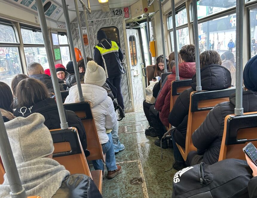 foto video blocaj pe strada vasile lupu dupa ce o femeie a fost ranita intr un tramvai 6968e92509b69