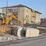 foto video incident rutier la iesirea din iasi spre letcani o masina s a rasturnat 696646362d110