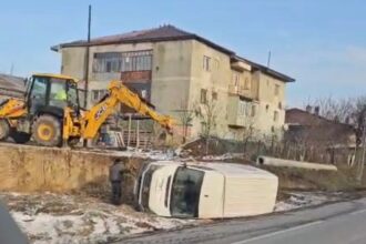 foto video incident rutier la iesirea din iasi spre letcani o masina s a rasturnat 696646362d110