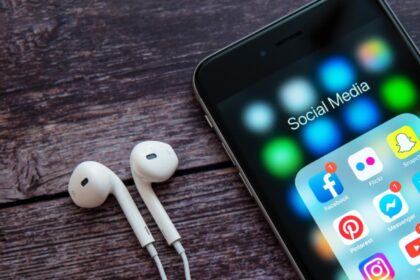 franta urmeaza exemplul australiei retele sociale ar putea fi interzise pentru adolescenti 695645d06293b