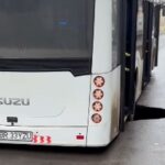 groapa uriasa in asfalt pe o strada din braila un autobuz plin cu calatori a ramas blocat video 69763c740ec34