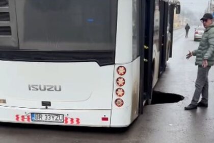groapa uriasa in asfalt pe o strada din braila un autobuz plin cu calatori a ramas blocat video 69763c740ec34