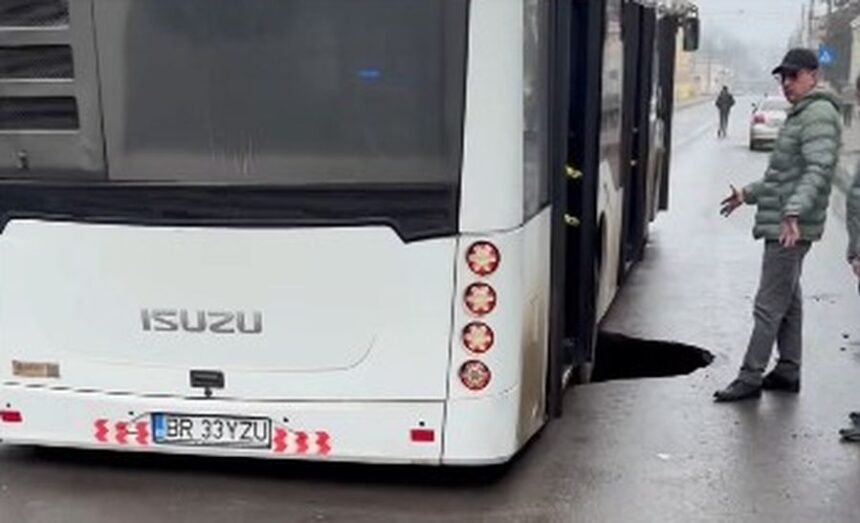 groapa uriasa in asfalt pe o strada din braila un autobuz plin cu calatori a ramas blocat video 69763c740ec34