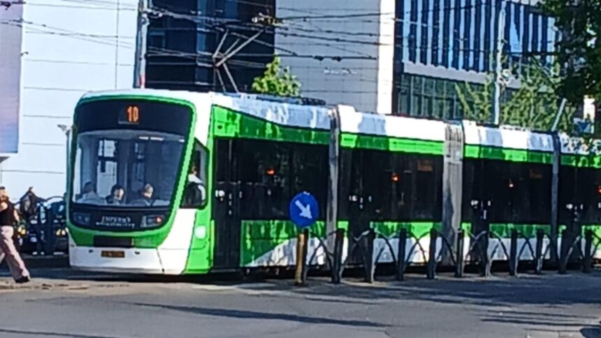 haos pe linia 41 tramvaie blocate si retea electrica distrusa la pod ciurel a fost infiintata linia naveta 641 697cb28e1b097