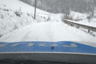 haos pe soselele din romania din cauza ninsorii copaci cazuti pe carosabil si tir uri derapate in mai multe judete din tara 6958cd7cb7ebf