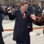 hora unirii un dans cu obstacole pentru nicusor dan incident stanjenitor la iasi sub ochii multimii video 6975ef5380bc8