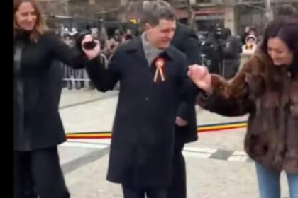 hora unirii un dans cu obstacole pentru nicusor dan incident stanjenitor la iasi sub ochii multimii video 6975ef5380bc8