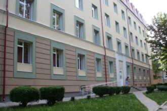 i a mutat falcile colegului student pe care l a auzit barfindu l in parc miroase a p supararea l a costat bani grei s a intamplat in fata caminului din copou 6970309f02476