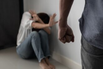 iesean condamnat ridicol de bland dupa ce a stropit cu benzina si a dat foc magaziei in care s au refugiat sotia si copii deficienta mintala qi54 69757305e0b03