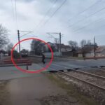 imagini de cosmar cu un pieton care traverseaza calea ferata cand trenul este la doar cativa metri de el reactia cfr video 6965942e00107