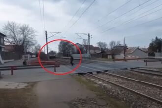 imagini de cosmar cu un pieton care traverseaza calea ferata cand trenul este la doar cativa metri de el reactia cfr video 6965942e00107
