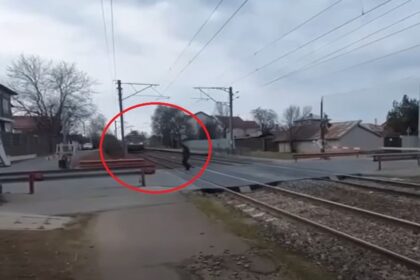 imagini de cosmar cu un pieton care traverseaza calea ferata cand trenul este la doar cativa metri de el reactia cfr video 6965942e00107