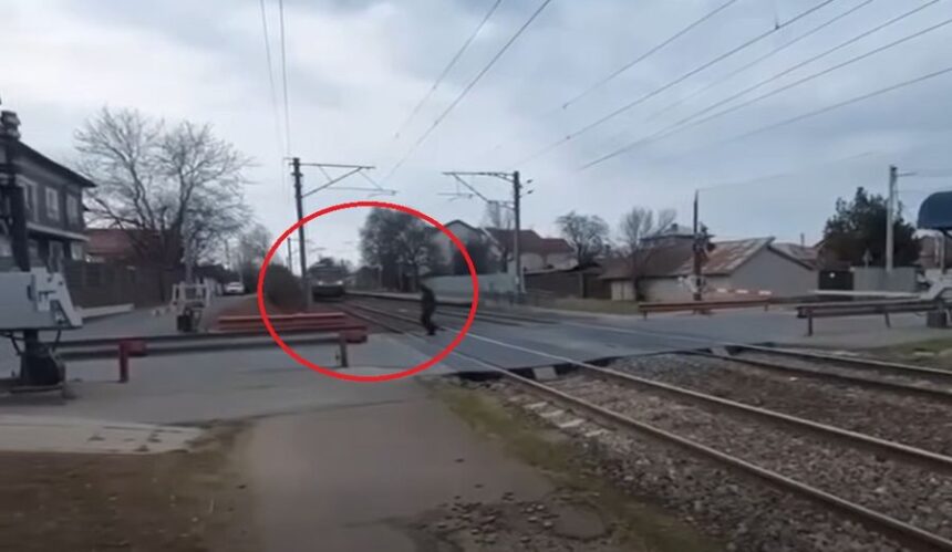 imagini de cosmar cu un pieton care traverseaza calea ferata cand trenul este la doar cativa metri de el reactia cfr video 6965942e00107